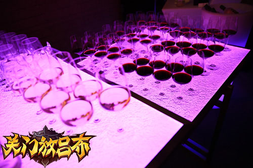 蒋欣陈汉典助阵《关门放吕布》发布会 现场嗨