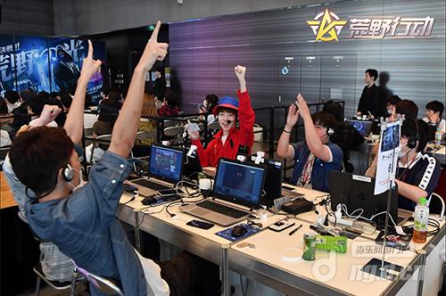 图片6 “荒野之光”现场气氛活跃,全民参与的娱乐盛典.jpg 图片6 “荒野之光”现场气氛活跃,全民参与的娱乐盛典.jpg